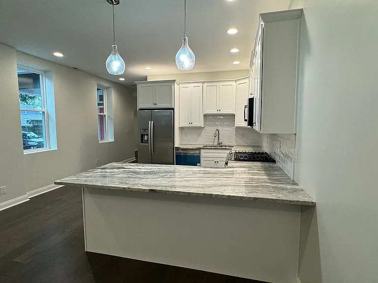 726 E Saint Catherine St — Photo 9