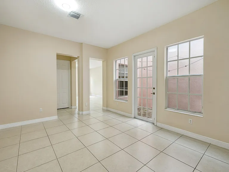 810 NW 83rd Ln — Photo 5