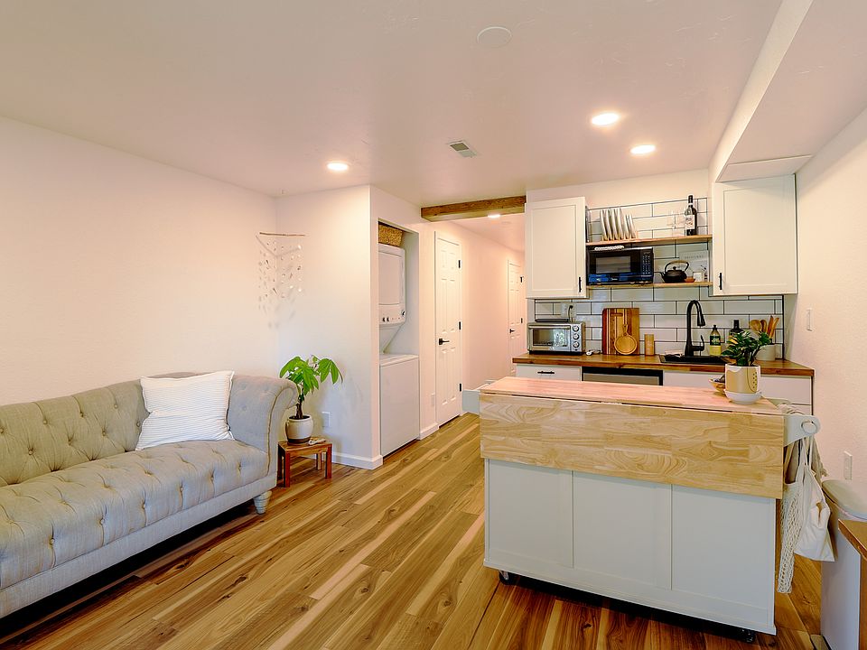 1st image of 2080 Oakcrest Cir #Basement