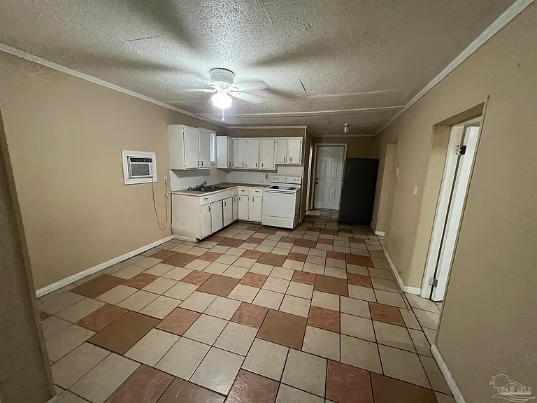 606 Elizabeth St — Photo 2
