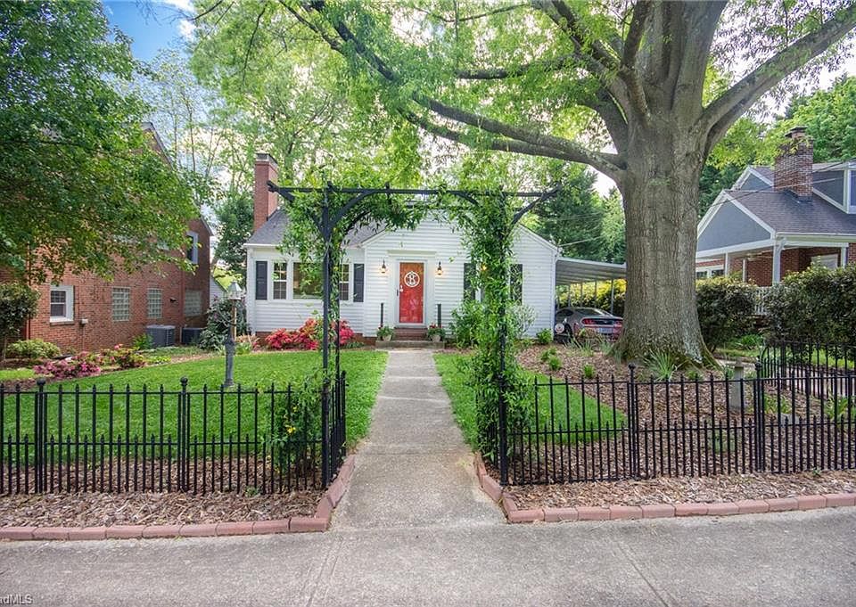 2nd image of 2206 Gaston St