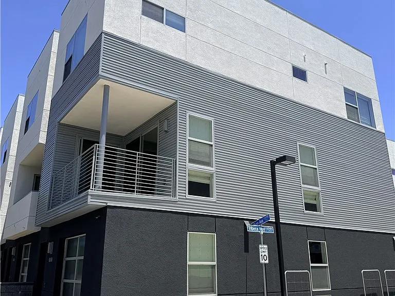 1527 Sullivan Ave — Photo 1