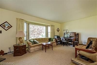 5th image of 5525 Rockbluff Dr NE