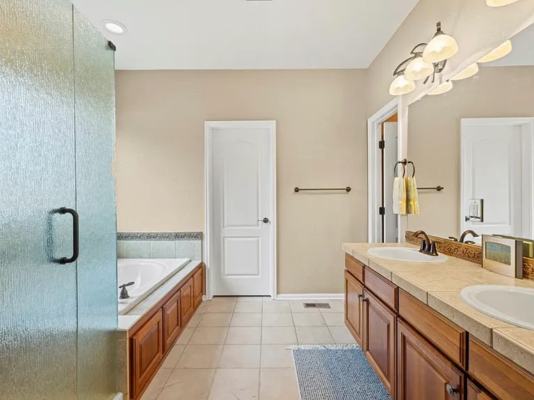 10350 Nottingham Dr — Photo 6