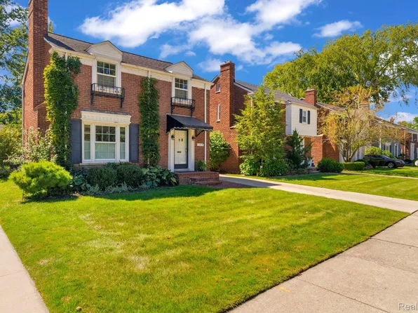 1359 Hollywood Ave, Grosse Pointe Woods, MI 48236