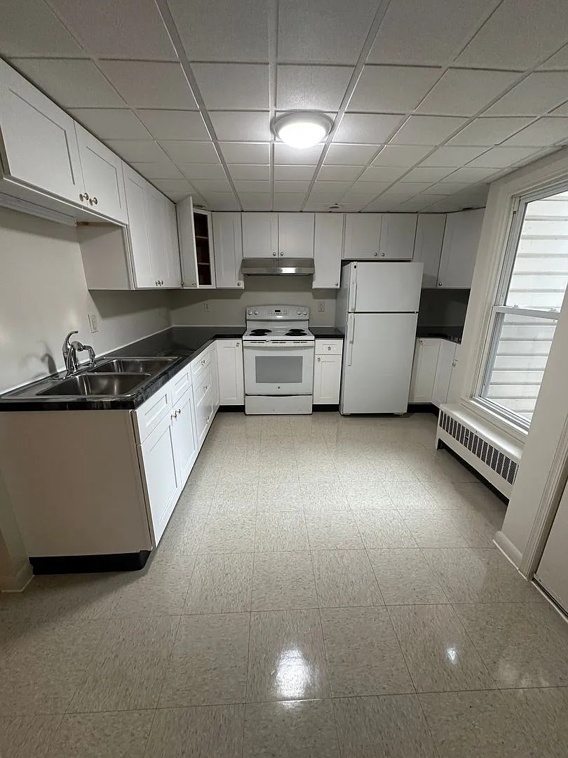 Spacious 1 First Floor 1 Bedroom 1 Bath Apartment — Photo 2