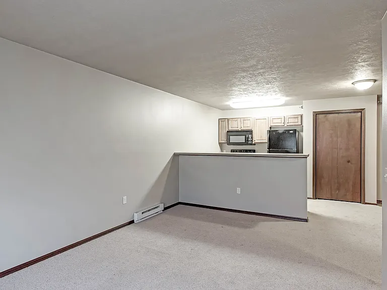 Auburn Manor Apartments — Photo 24
