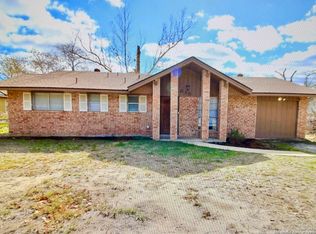 315 Mockingbird Ln, Devine, TX 78016