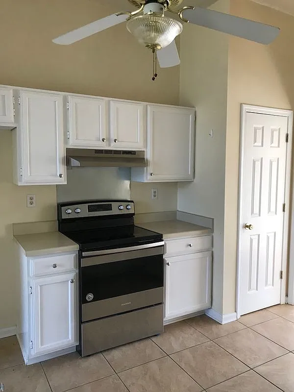 3 bed, 2.0 bath, 1374 sqft, $1,955 — Photo 2