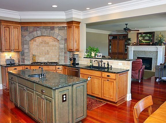 Breakfast room overlooks the flat backyard and the golf course 