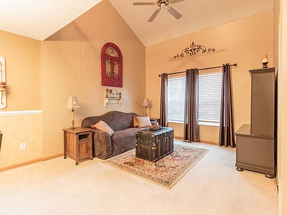 4th image of 627 Norfolk Ct