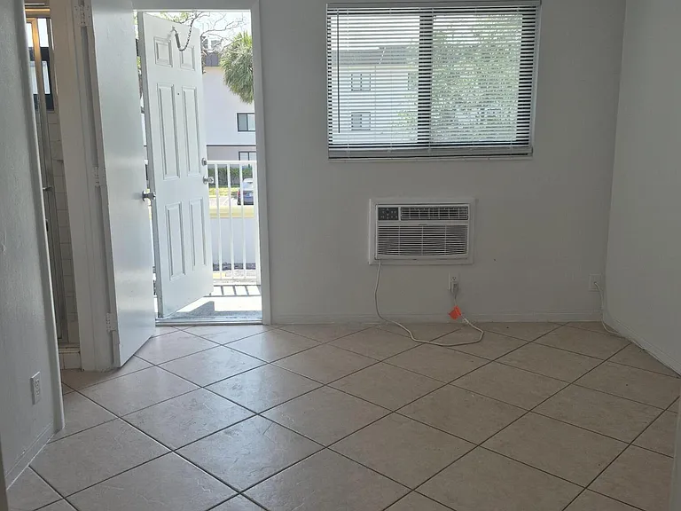 1960 NE 48th St #9 — Photo 5