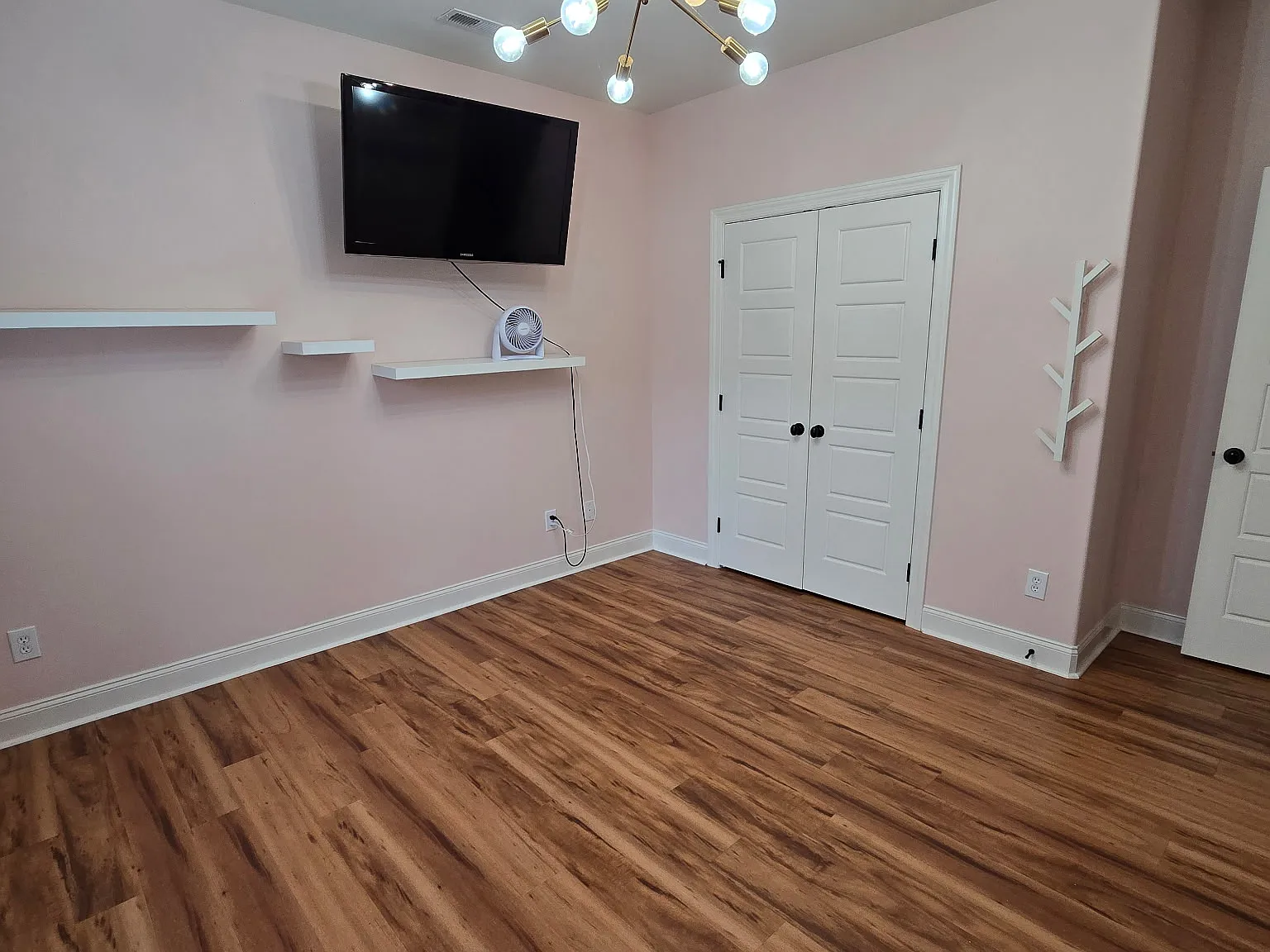 3 bed, 1958 sqft, $1,100 — Photo 2