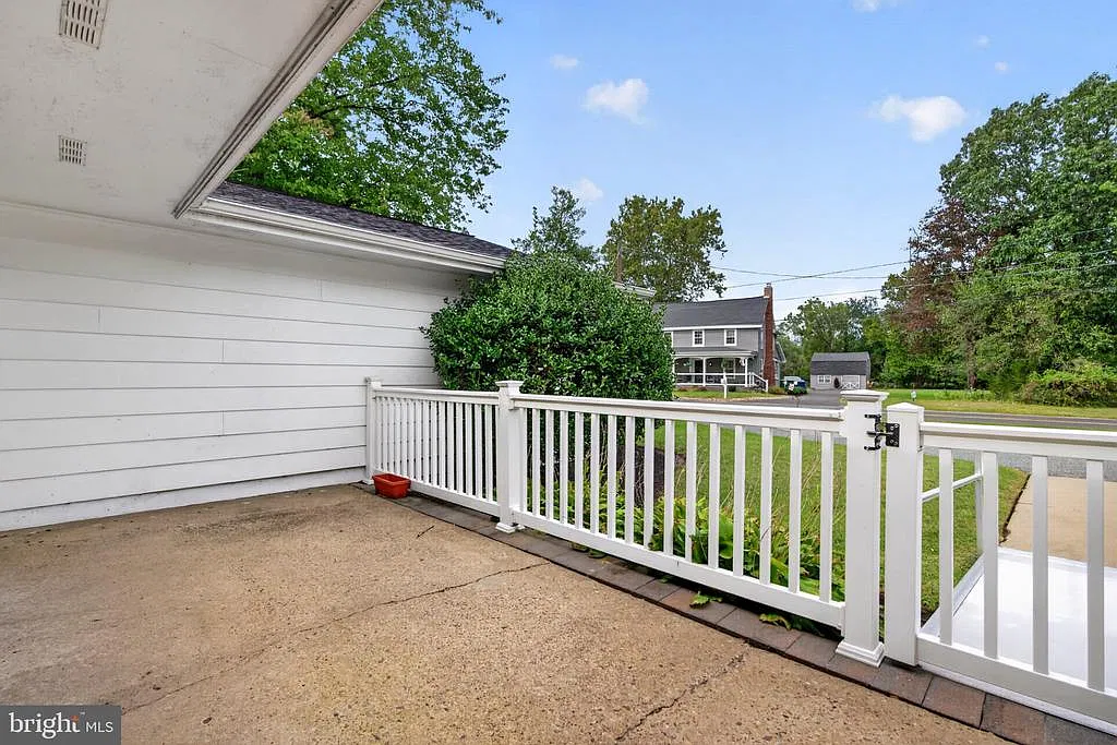4 bed, 2.0 bath, 2399 sqft, $3,500 — Photo 3