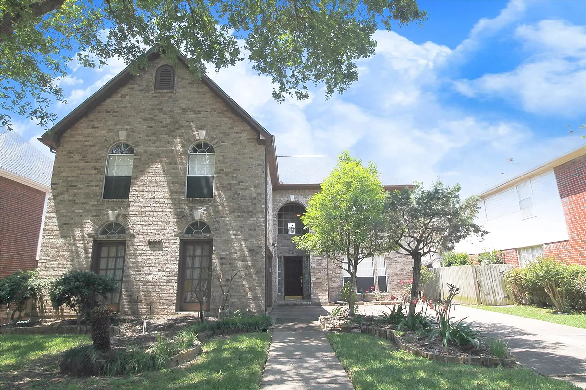Photo 1 of 35 - 16326 Brush Meadows Ct - Sugar Land, TX Primary Photo - 16326 Brush Meadows Ct
