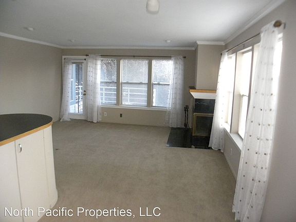 4th image of 915 6th Ave N #2
