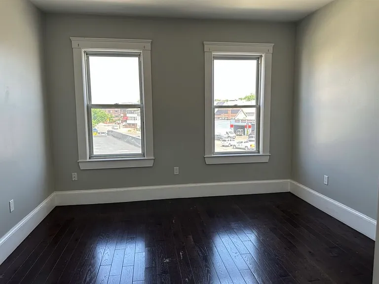 181 Chelsea St #3 — Photo 2