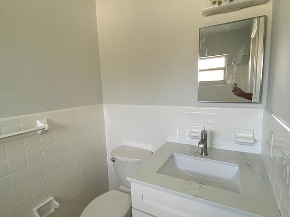 5th image of 853 SE 4th Ct APT 17