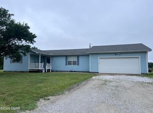 2038 W Trolley Car Ln, Carthage, MO 64836