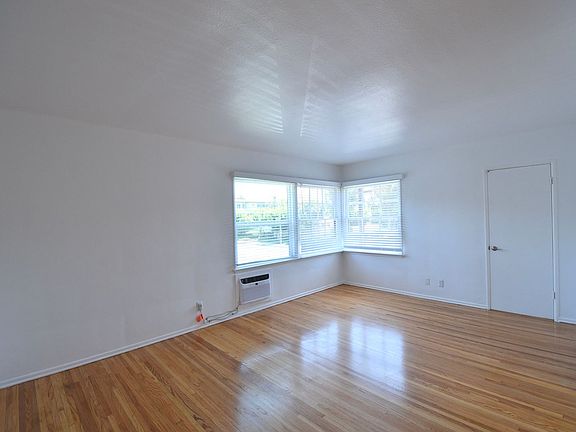 5th image of 12807-13 Burbank Blvd #12813-4