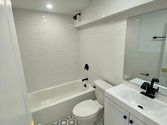 4th image of 4420 Jamieson Ave APT D