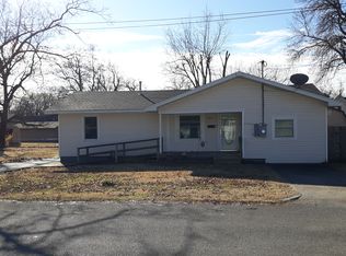 311 W 8th Ave, Caney, KS 67333