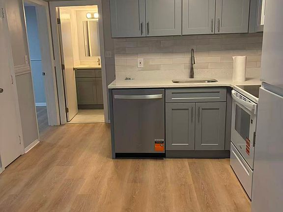 2nd image of 27 Elmwood Park APT 5