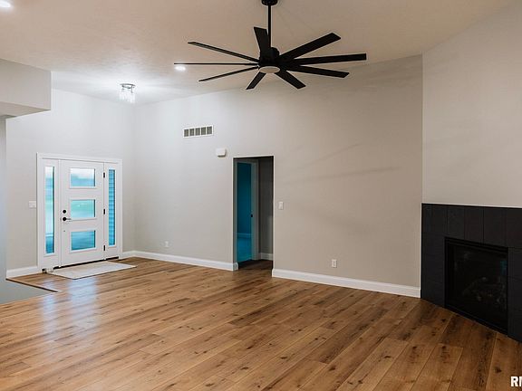 3rd image of 3217 Enfield Cir