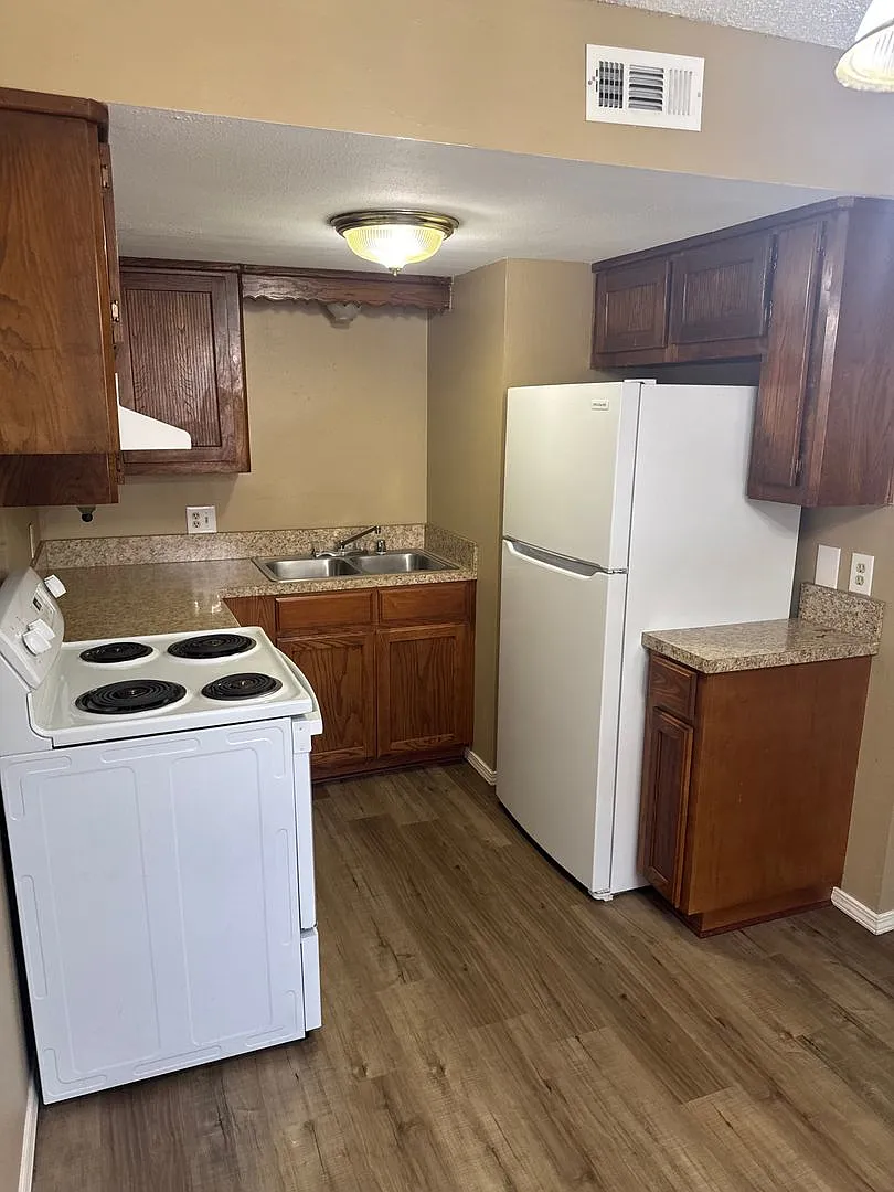 Ash Street Apartments — Photo 3