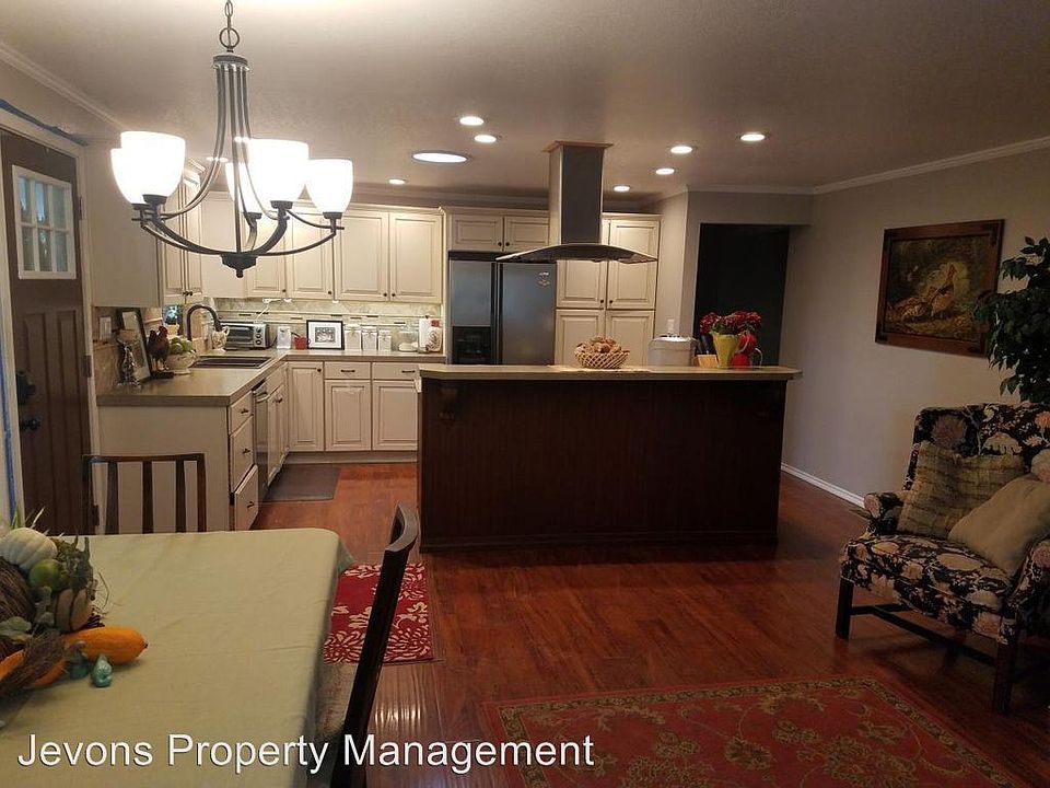 2nd image of 100 Hickory Ln