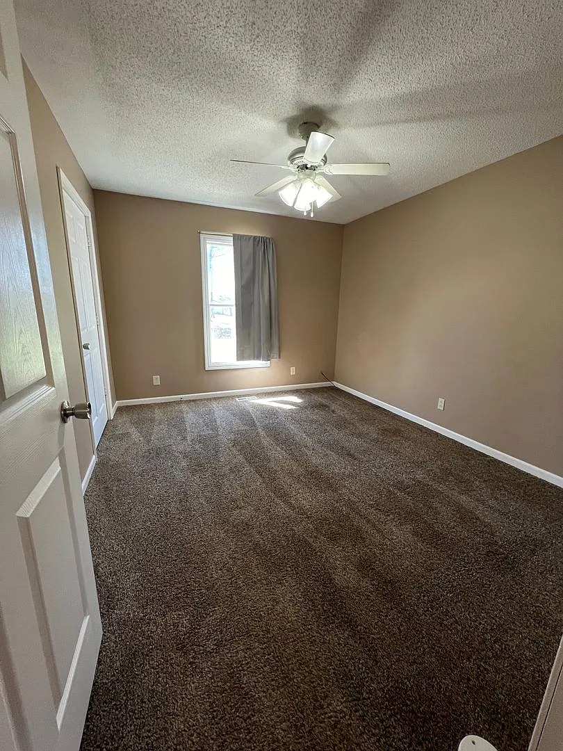 102 E Spring St — Photo 4