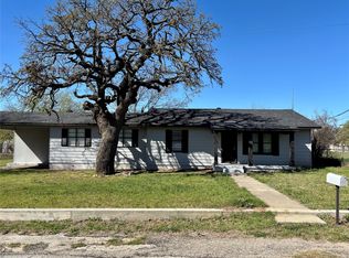 607 Baylor St, Nocona, TX 76255