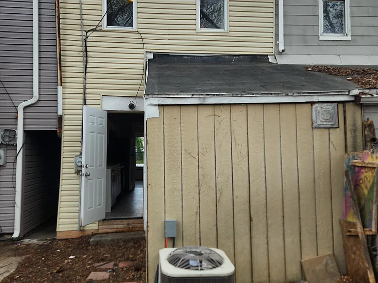 320 Wallace St — Photo 17