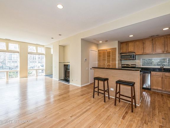 3rd image of 2723 N Southport Ave