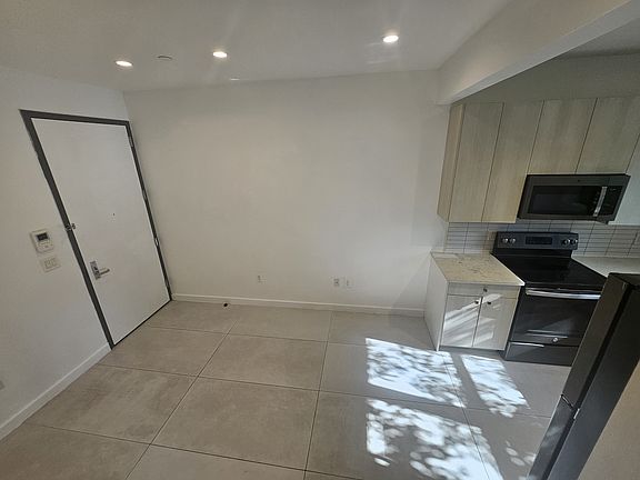 3rd image of 722 Hinsdale St #1A