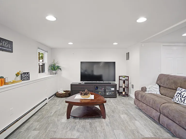 18 E Derry Rd — Photo 24