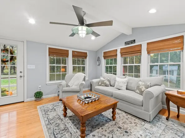 50 Beach Ave, Sturbridge, MA 01566