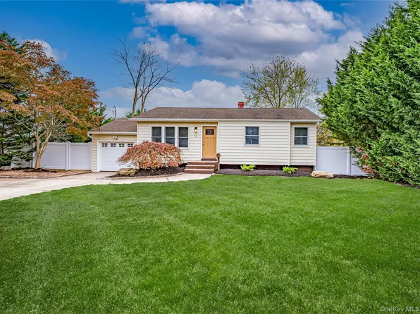 12 Rivera Lane, West Sayville, NY 11796