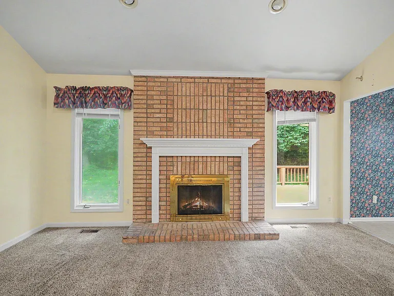 456 Essex Dr — Photo 5