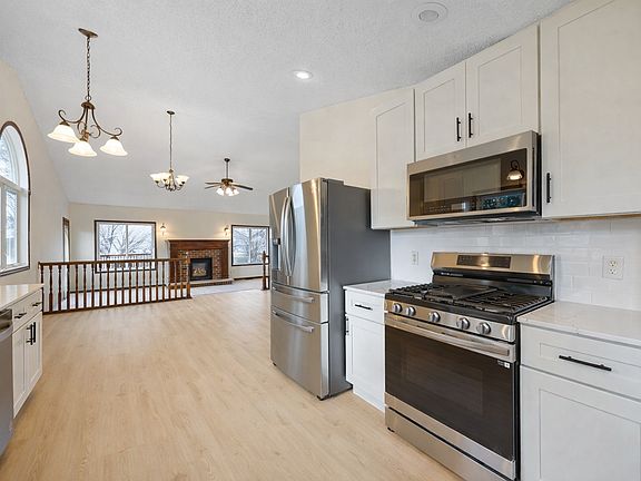 5th image of 945 Acacia Cir