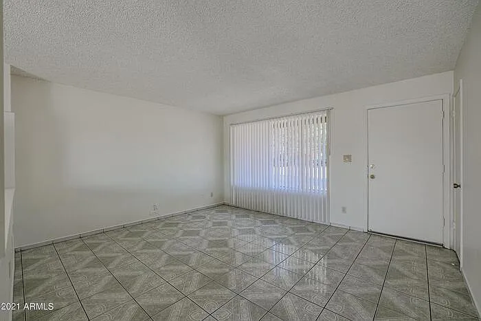 3 bed, 2.0 bath, 1140 sqft, $1,560 — Photo 3