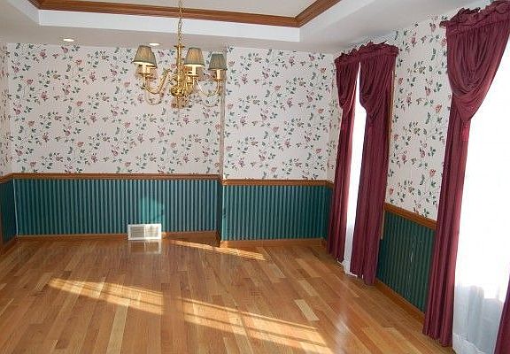 Formal Diningroom Amish Hardwood Floors!