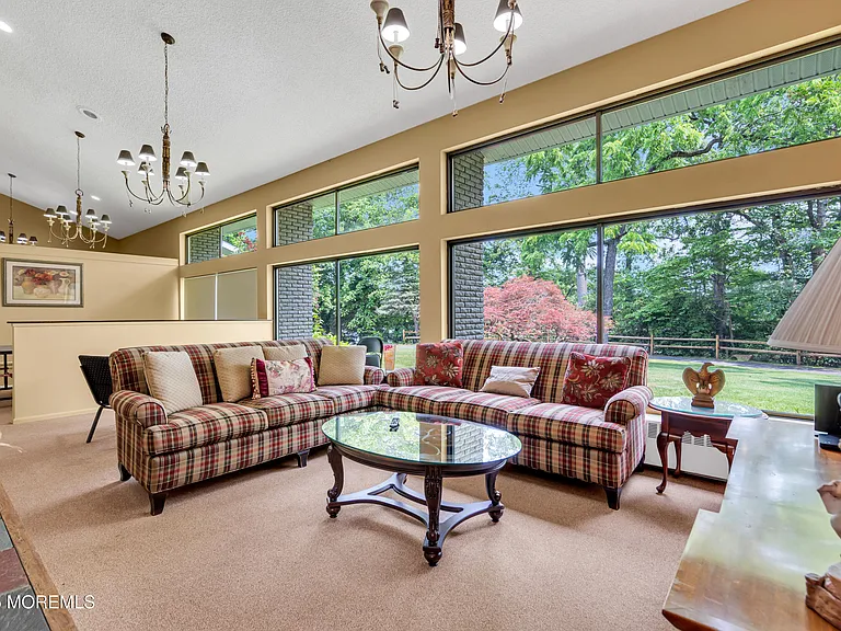 34 Lexington Ct — Photo 25