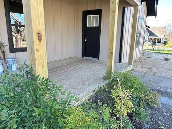 3rd image of 415 W Walnut St