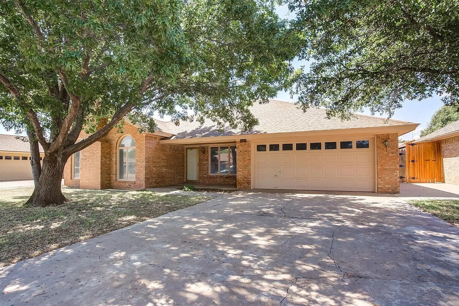 3 bed, 2160 sqft, $1,999 — Photo 2