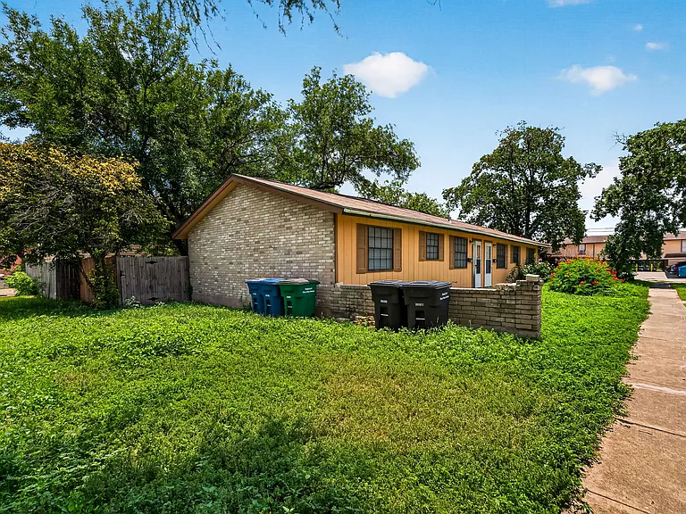 208 Bexar Dr — Photo 5