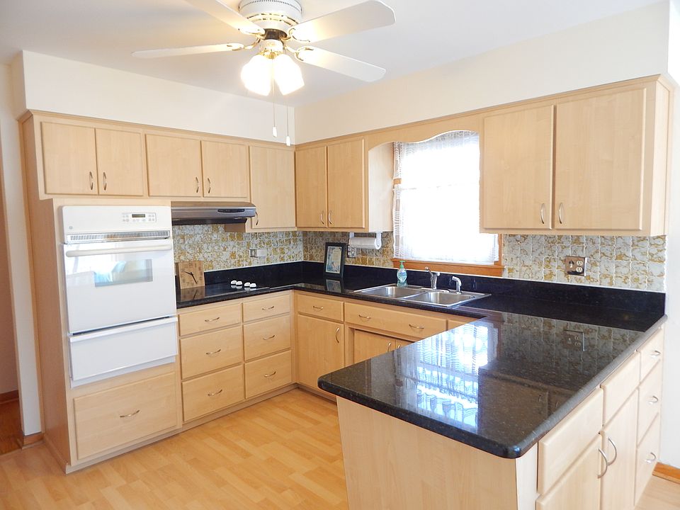 UPDATED EAT-IN KITCHEN 