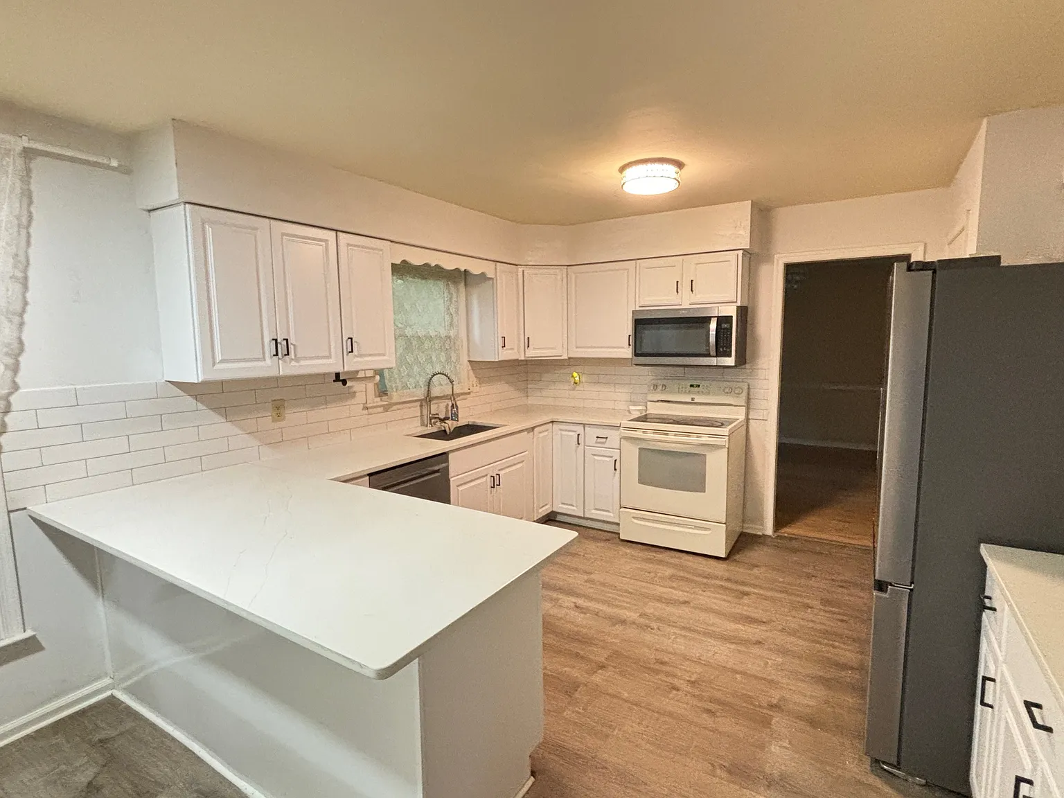 4 bed, 2.5 bath, 2850 sqft, $3,790 — Photo 4