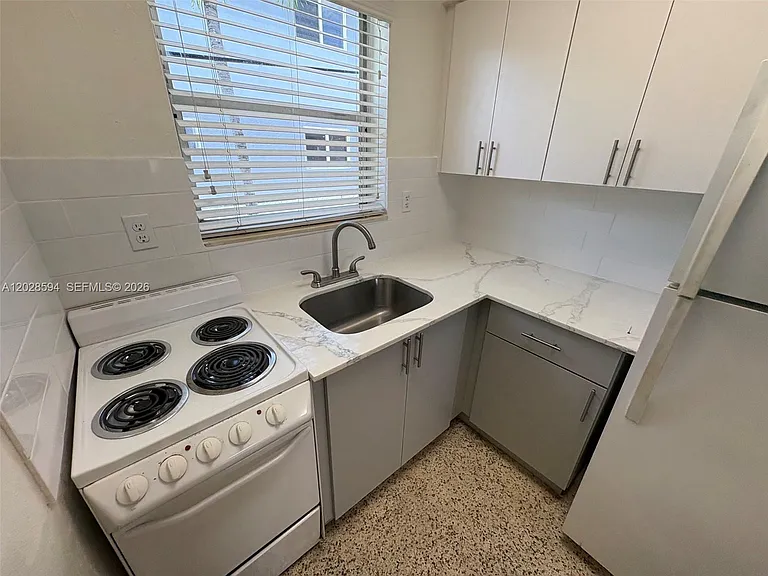 320 W 10th St #3 — Photo 5