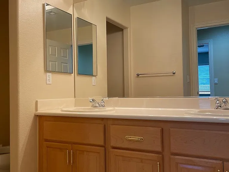 8757 Castle Hill Ave — Photo 44
